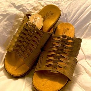 White Mountain clog sandals